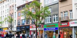 Străzi vibrante cu fațade colorate de afaceri.